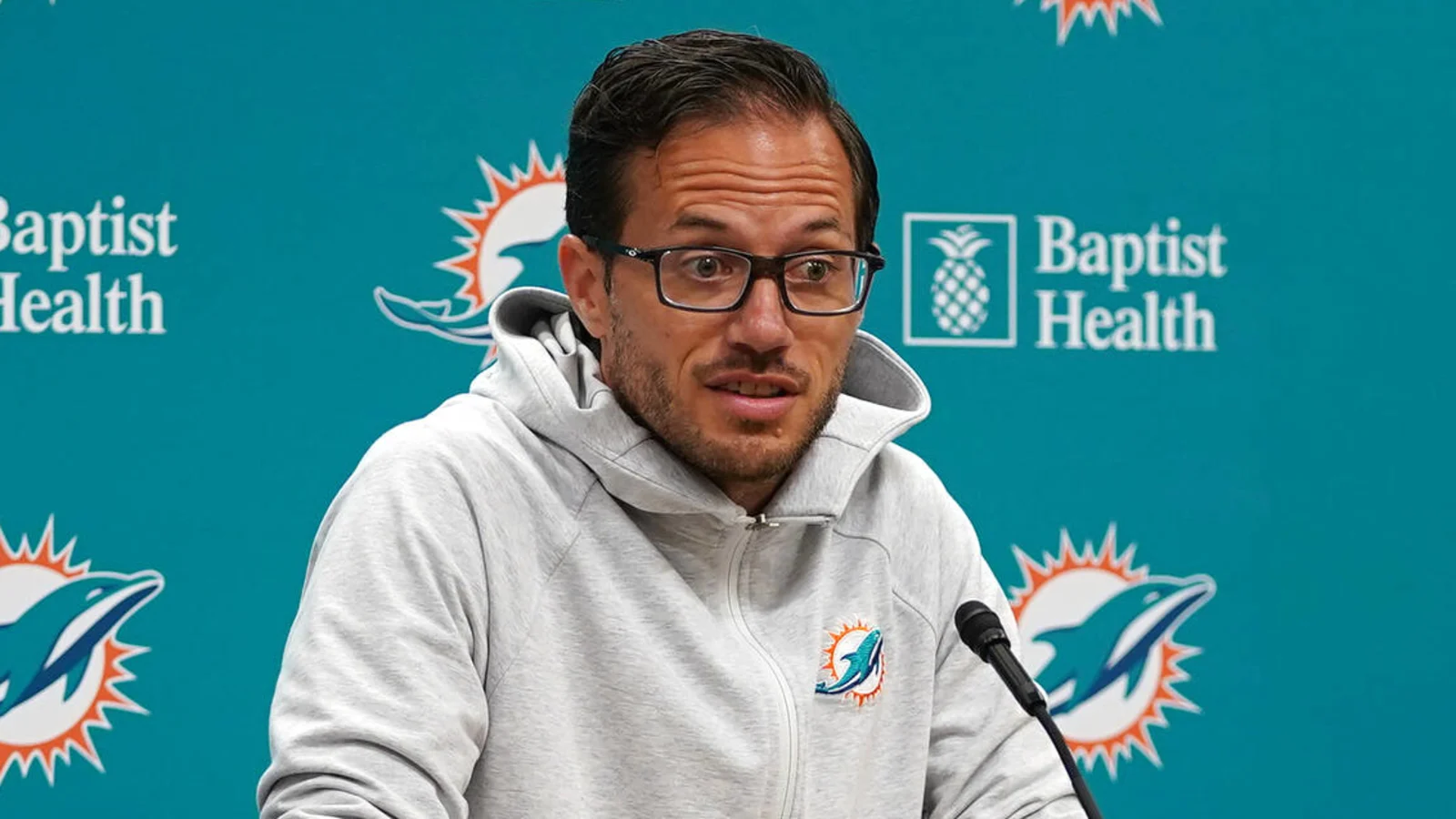 JUST NOW: Dolphins HC Mike McDaniel snaps over question about the incredible star…