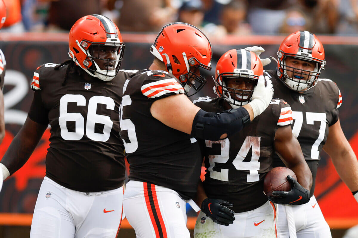 Breaking down Cleveland Browns incredible star 12-yard carry with the help of the offensive line…
