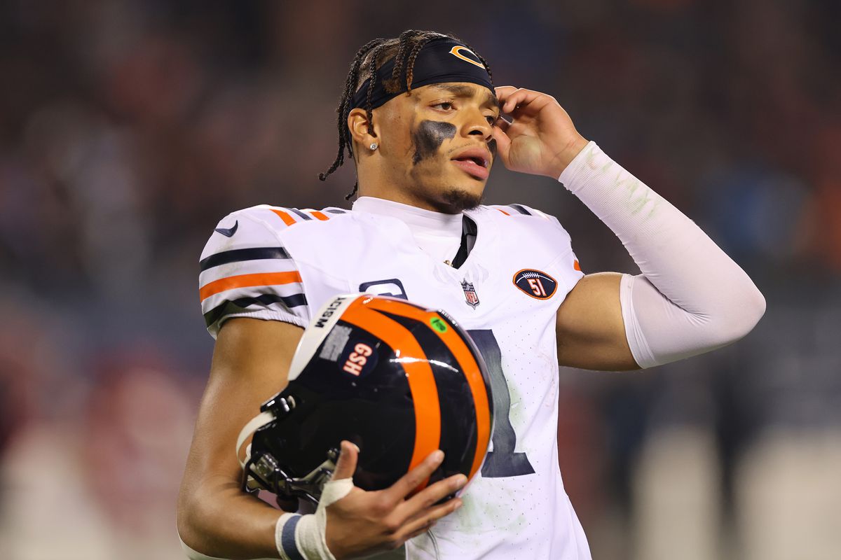 Breaking: Ex-GM’s Bold Call – Chicago Bears to Trade Justin Fields on D-Day