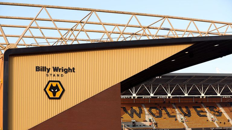 Molineux Side Star Desperate for Exit – Willing to Sacrifice Huge Salary!