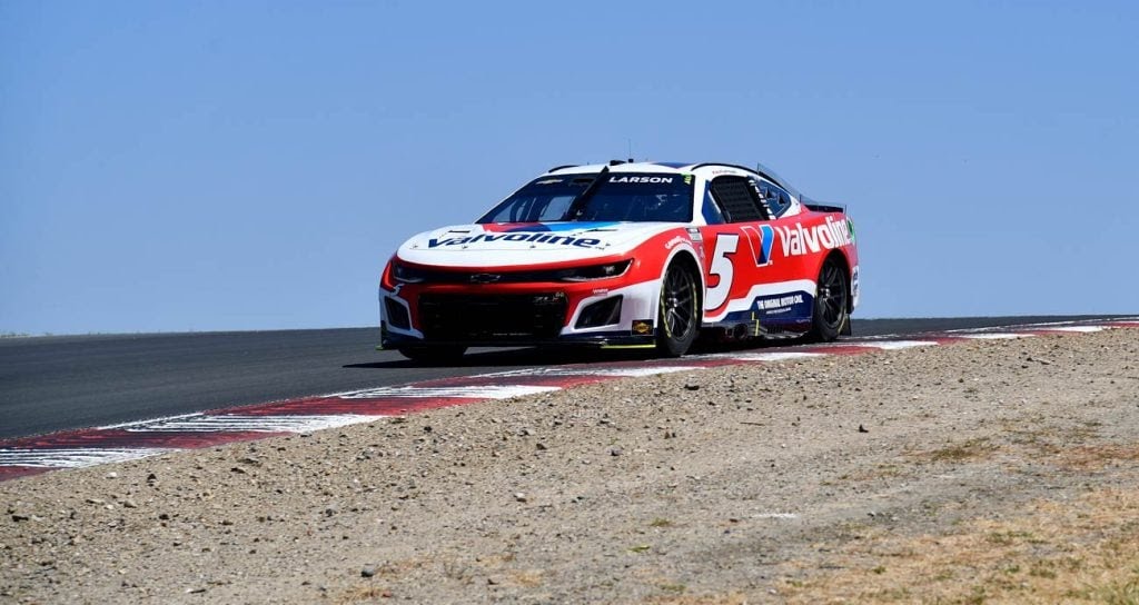 Kyle Larson avoids early chaos, surges down the stretch for Sonoma victory