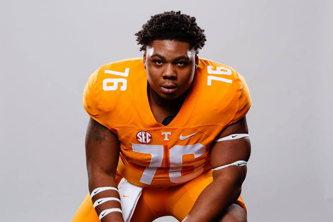 Tennessee volunteers offensive lineman Javontez Spraggins disclosed for committing…