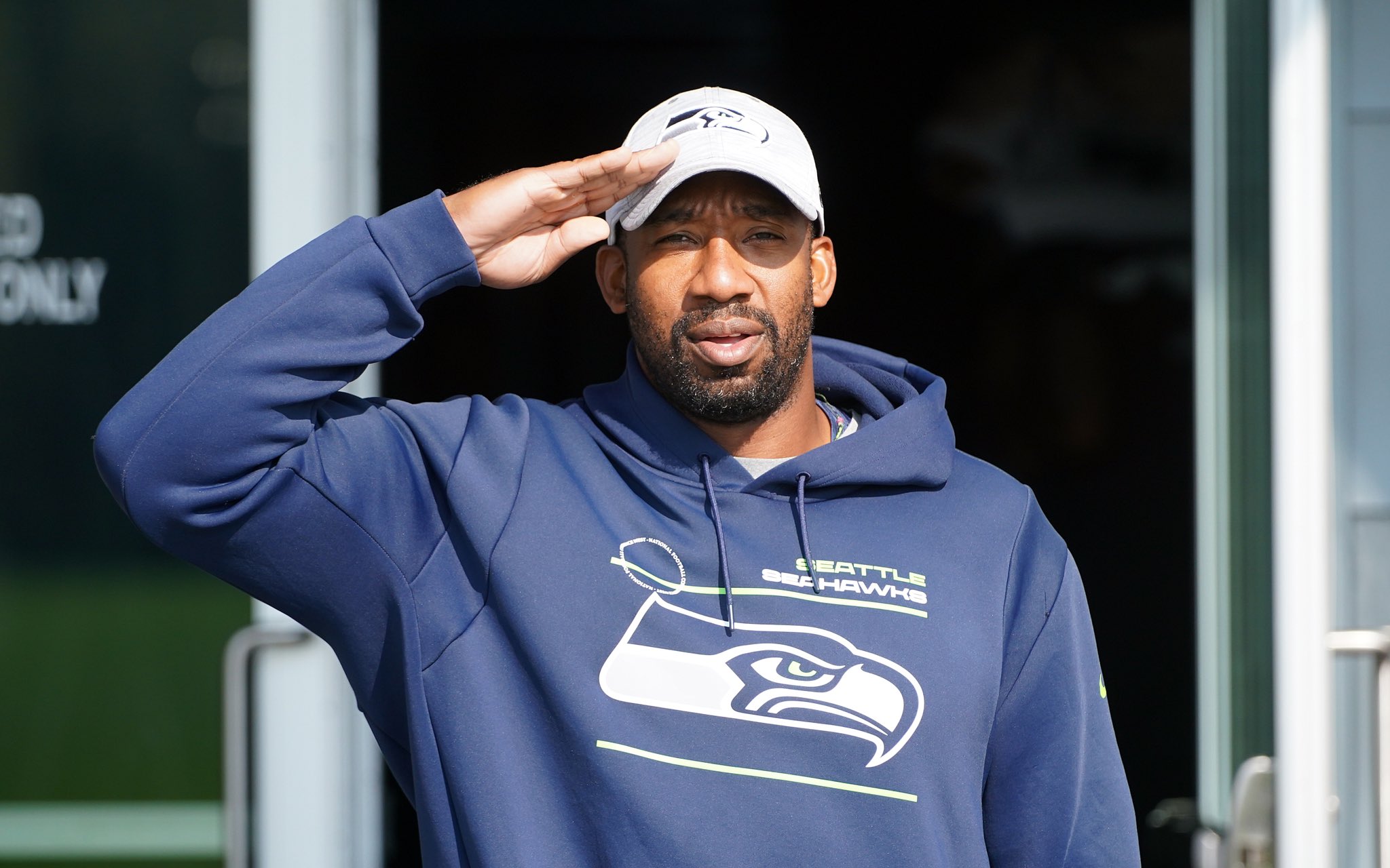 Exciting News: Former Seahawks LB Aaron Curry Plans Official Visit and Pledges $5 Million Donation to the Team…