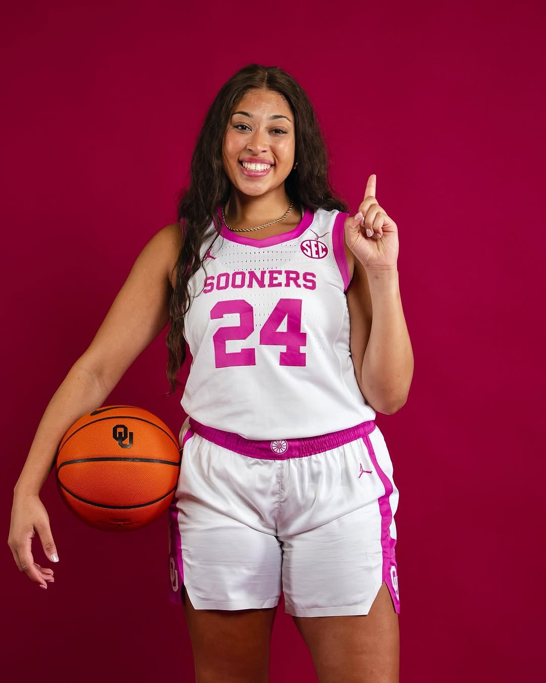 The Oklahoma Sooners Basketball star has committed to staying with the team, turning down offers from top universities Georgia bulldogs, Tennessee vol and others she also tells…